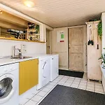 6 Person In Hals-by Traum * Hals