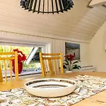 6 Person In Hals-by Traum Hals