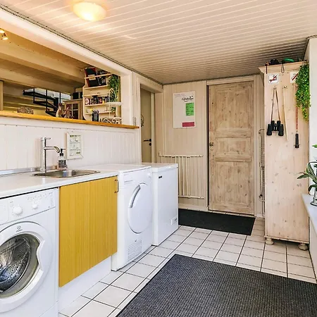 6 Person In Hals-by Traum * Hals