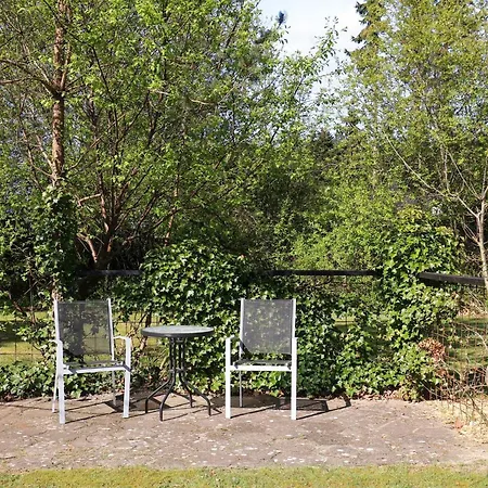 6 Person In Hals-by Traum *