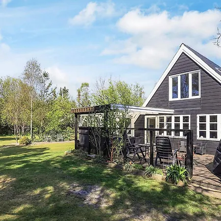 6 Person In Hals-by Traum *